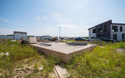 NA PREDAJ pozemok + základová doska + projekt priamo pri golfovom areály PENATI GOLF REZORT